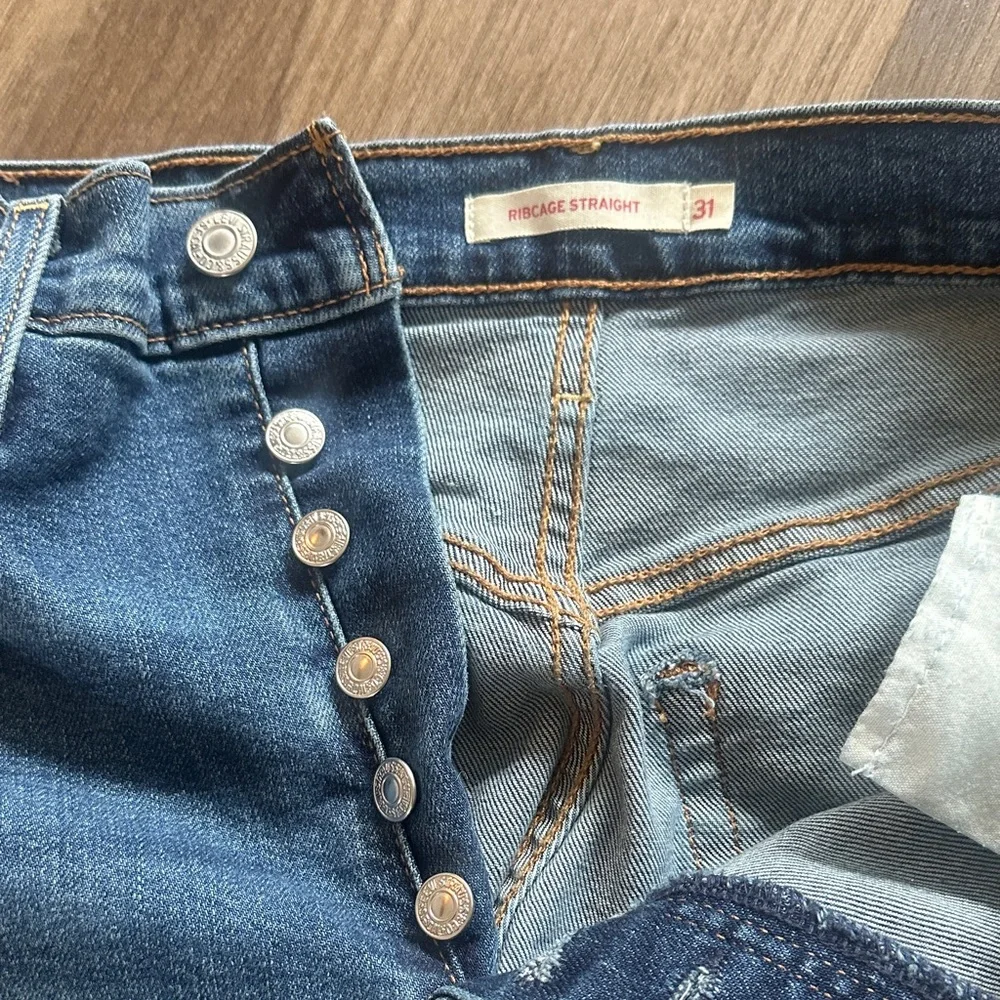 Levi's Women's Straight Jeans with button fly in Classic Blue - Picture 3 of 3